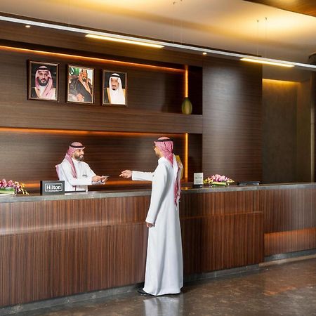Hilton Riyadh Hotel & Residences Exterior foto A Saudi Arabian man in traditional dress